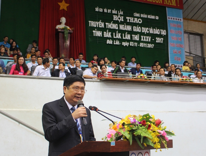 Giám đốc Sở GD-ĐT Phạm Đăng Khoa phát biểu khai mạc hội thao.