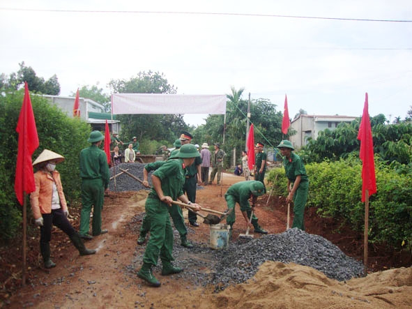 Bộ đội Trung đoàn 584  làm đường nông thôn mới ở xã Hòa Xuân (TP. Buôn Ma Thuột). 