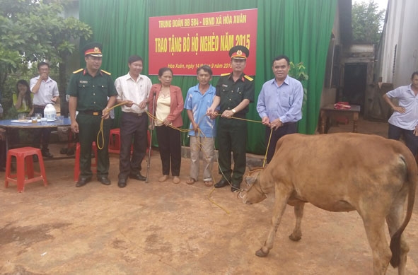 Trung đoàn 584 tặng bò cho hộ nghèo huyện Lắk. Ảnh: B.Định