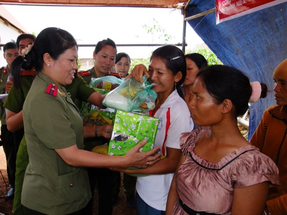 Phụ nữ Bệnh viện Công an tỉnh tặng quà cho người dân buôn Chứ, xã Ea Sol (huyện Ea H'leo). 