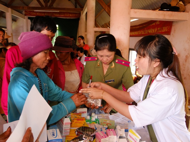 Phụ nữ Bệnh viện Công an tỉnh tổ chức khám bệnh, phát thuốc miễn phí cho người dân buôn Chứ, xã Ea Sol (huyện Ea H'leo. Ảnh: Trọng Tính)