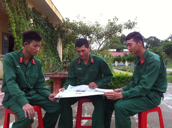  Chiến sĩ  Y Nhân Êban (giữa) trong buổi sinh hoạt, trao đổi  tổ 3 người. 