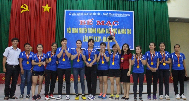 Phó Giám đốc Sở GD-ĐT, Chủ tịch Công đoàn Ngành Giáo dục tỉnh Lê Thị Thanh Xuân trao cúp Vô địch môn bóng chuyền nữ tặng Phòng GD-ĐT Lắk.  