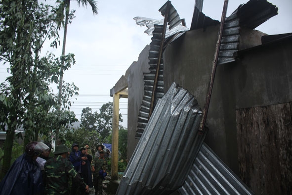 Căn nhà của bà  Nguyễn Thị Tình,  xã Ea M'doan (huyện M'Đrắk)  bị tốc mái  hoàn toàn. 