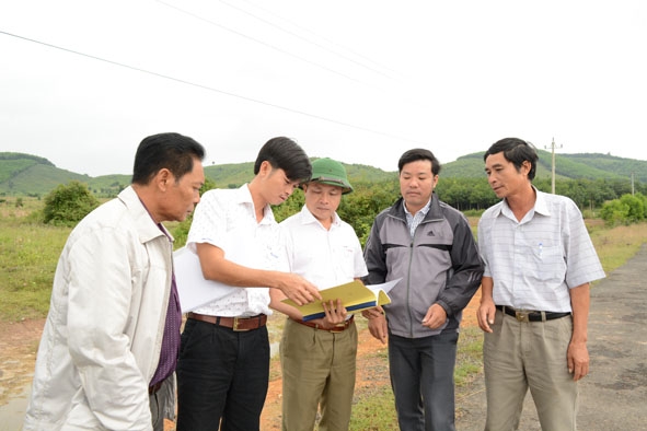 Phó Chủ tịch UBND huyện Krông Pắc Trần Quốc Vĩnh (thứ 3 từ phải qua) thị sát, kiểm tra khu vực triển khai dự án. 