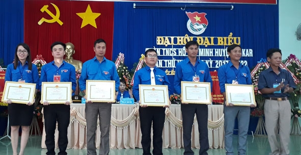 Anh Phạm Minh Tuân (thứ 3,  từ trái sang) nhận giấy khen  của UBND huyện Ea Kar về thành tích xuất sắc  trong công tác Đoàn  và phong trào thanh thiếu nhi nhiệm kỳ  2012 – 2017. 