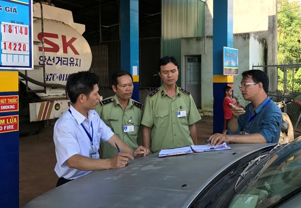 Đoàn liên ngành chống thất thu thuế trên khâu lưu thông làm việc tại huyện Cư Kuin. 