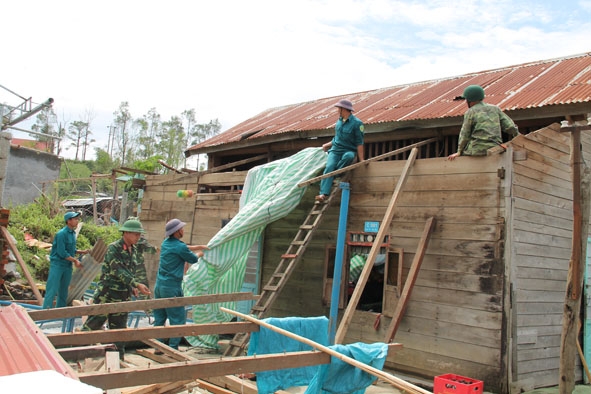 Lực lượng vũ trang huyện Krông Bông giúp dân sửa lại nhà cửa sau bão. 