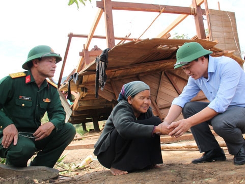 Phó Chủ tịch Thường trực UBND tỉnh Nguyễn Hải Ninh thăm hỏi một hộ dân bị sập nhà do bão số 12 tại buôn Tar, xã Yang Mao (huyện Krông Bông).