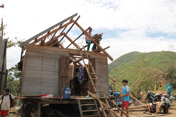 Nhân dân xã Yang Mao, huyện Krông Bông sửa chữa lại nhà cửa bị hư hỏng sau bão