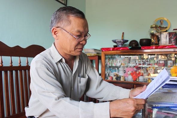 Ông Trần Đình Từ chia sẻ kinh nghiệm về việc vận động người dân, hội viên tham gia xây dựng nông thôn mới