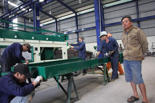 Sản xuất thiết bị chế biến cà phê tại Công ty TNHH Xuân Hòa.  