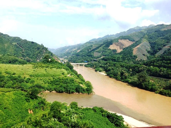 Thơ mộng khung cảnh nơi con sông Hồng chảy vào đất Việt. 