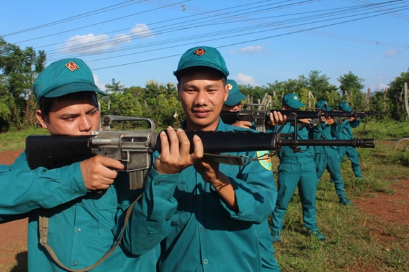 Anh Võ Văn Phúc, Chỉ huy trưởng Ban Chỉ huy Quân sự xã Ea H’leo đang hướng dẫn  dân quân sử dụng súng AR15.