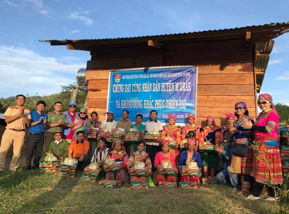Đại diện các đơn vị trao quà tặng người dân xã Cư Pui (huyện Krông Bông)