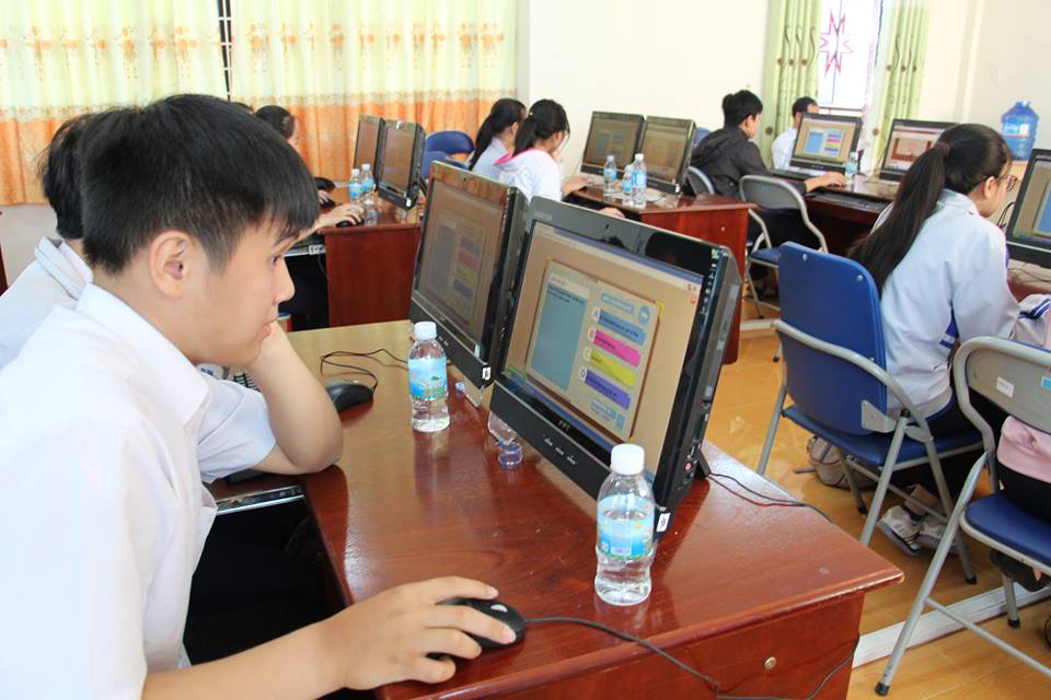Các thí sinh tham gia Cuộc thi tìm hiểu lịch sử, văn hóa dân tộc “Tự hào Việt Nam”