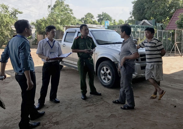 Cơ quan thuế phối hợp với lực lượng công an thực hiện chống thất thu ở khâu lưu thông tại huyện Cư Kuin.   Ảnh: G. Nam 