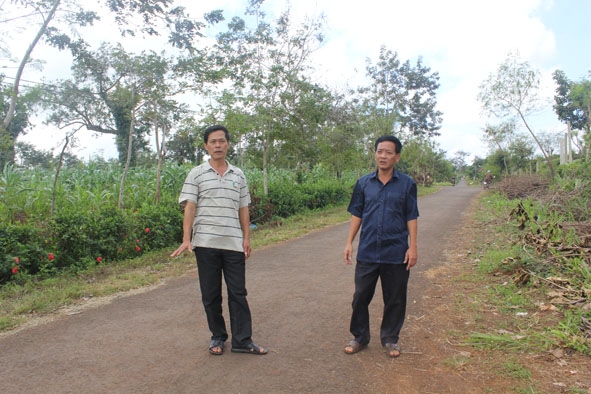 Một tuyến đường giao thông nông thôn tại thôn 3, xã Phú Xuân được xây dựng bằng sức dân.