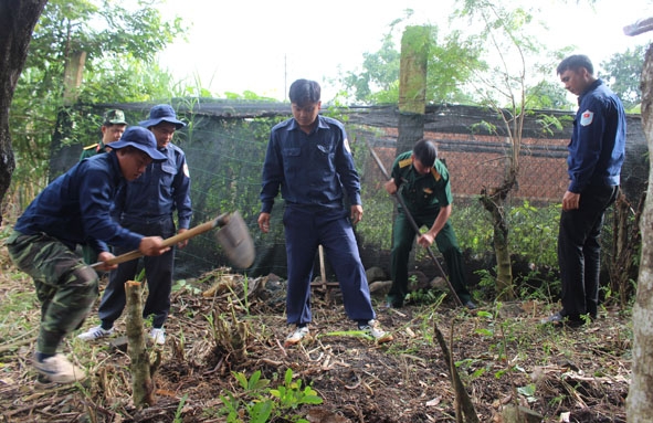 Đội K51 tìm kiếm hài cốt liệt sỹ tại xã Hòa Phú.