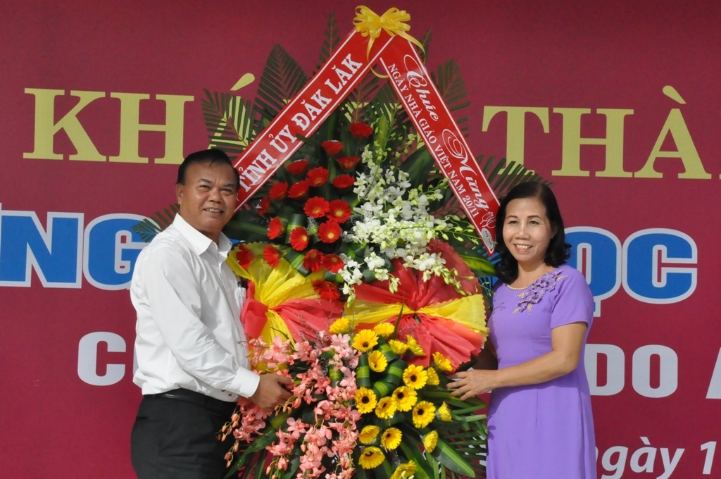Bí thư Tỉnh ủy Êban Y Phu tặng lẵng hoa chúc mừng thầy và trò Trường Tiểu học Nguyễn Viết Xuân