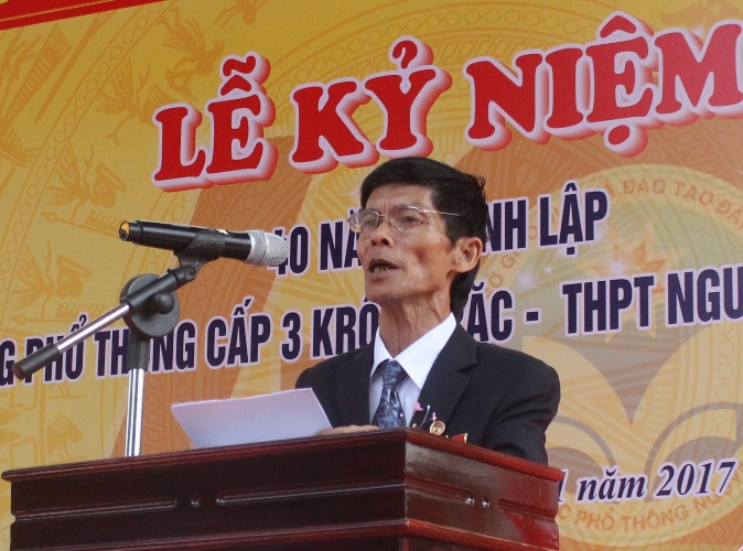 Hiệu trưởng Trường THPT Nguyễn Bỉnh Khiêm Đỗ Văn Phong ôn lại quá trình hình thành và phát triển của nhà trường.