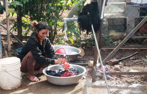 Chị H'Nơk ở buôn Ko Đung A dùng nước giếng khoan của hàng xóm để phục vụ  sinh hoạt trong gia đình.  