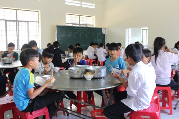 Một bữa ăn của học sinh bán trú trường THPTBT THCS Phan Bội Châu. 