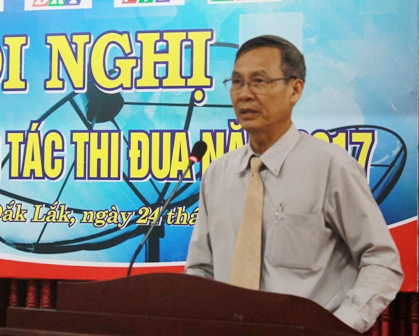 Phó Giám đốc Đài PT-TH Đắk Lắk Trinh Quang Kim báo cáo công tác thi đua của Cụm trong năm 2017.