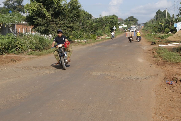 Đoạn đường qua buôn Năng, xã Ea Hồ thường xuyên có các thanh niên người dân tộc thiểu số gây rối trật tự an toàn giao thông. 