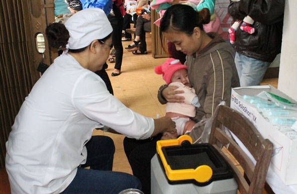 Khám sàng lọc cho trẻ trước khi tiêm vắc xin phòng bệnh tại phòng tiêm chủng Trung tâm Y tế dự phòng tỉnh.  
