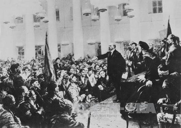 V.I. Lênin tuyên bố thành lập Chính quyền Xô viết Nga tại Đại hội các Xô viết, ngày 7-11-1917 (Ảnh tư liệu TTXVN).