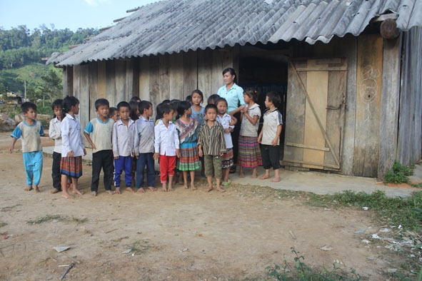 Căn nhà gỗ lụp xụp là lớp học hằng ngày của các em học sinh thôn 4, xã Cư San.
