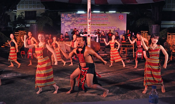 Chương trình biểu diễn văn hóa cồng chiêng “Âm vang đại ngàn”- sản phẩm du lịch mới đang thu hút đông đảo du khách.