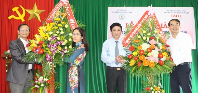 Lãnh đạo Sở GD-ĐT Đắk Lắk và Hội đồng Quản trị Trường Đại học Buôn Ma Thuột tặng hoa lãnh đạo 2 nhà trường nhân dịp Lễ khai giảng.