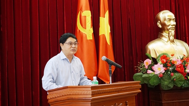Phó Bí thư Thường trực Tỉnh ủy Phạm Minh Tấn trình bày Dự thảo báo cáo tổng kết năm 2017. 