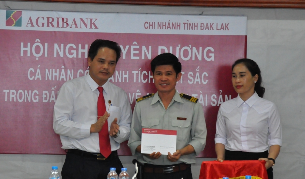 Nhân viên bảo vệ Nguyễn Văn Quang (giữa) nhận khen thưởng 