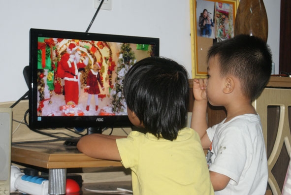 Thường xuyên xem tivi trong nhiều giờ, xem sát màn hình máy tính là một trong những nguyên nhân khiến trẻ mắc các tật khúc xạ.