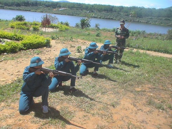Lực lượng tự vệ Công ty TNHH MTV Cao su Krông Búk học kỹ thuật ngắm bắn AR15.  