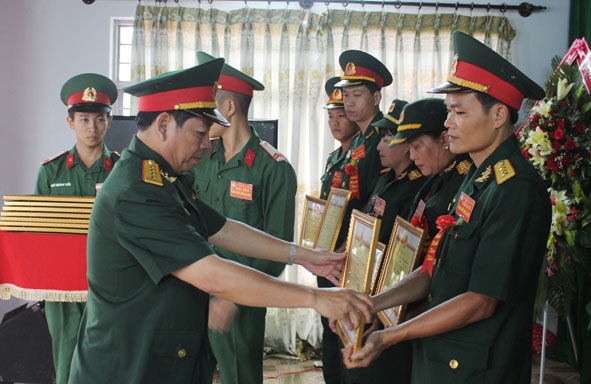 Đại úy  Trần Văn Hùng (bìa phải)  được  nhà trường tặng Giấy khen điển hình  tiên tiến  giai đoạn  2012 -2017. 