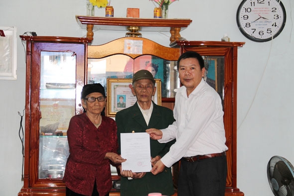 Ông Bùi  Thế Đông, Chủ tịch  Ủy ban MTTQVN huyện trao Quyết định tặng nhà Đại đoàn kết cho hộ gia đình ông Nguyễn Trọng Đợc (thôn 22, xã Ea Ning). 