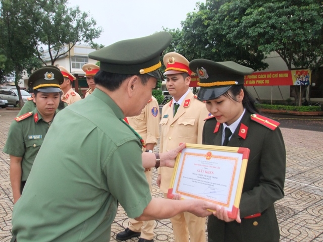 Lãnh đạo Công an tỉnh trao Giấy khen tặng Thiếu úy Trịnh Thị Ngọc Trinh.