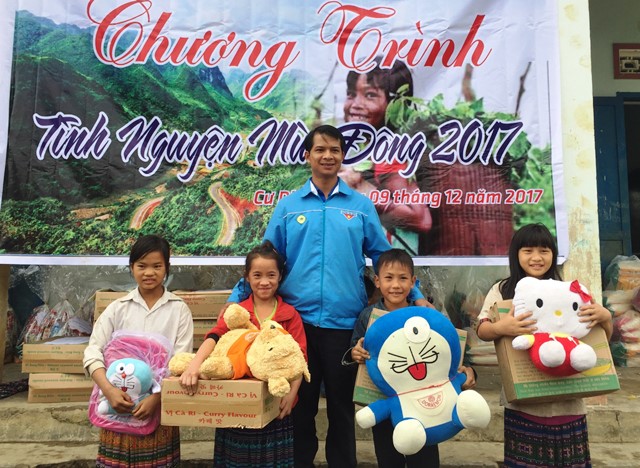 Phó bí thư Huyện Đoàn Krông Bông Y Minh Niê trao quà tặng các em thiếu nhi tại thôn Cư Dhắt. 