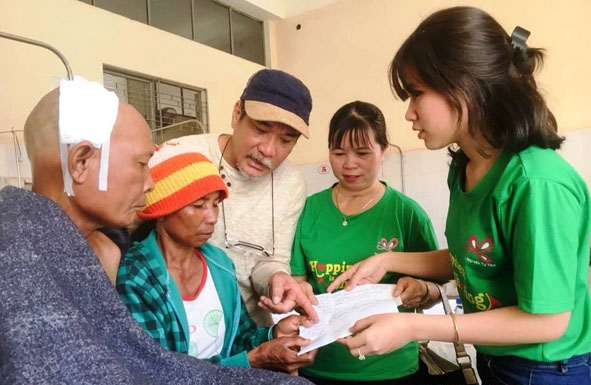 Các thành viên của nhóm đến thăm hỏi và trao tiền hỗ trợ viện phí cho ông Y Lếch Hdrné (buôn Riêng, xã Đắk Liêng, huyện Lắk) bị tụ máu não. 