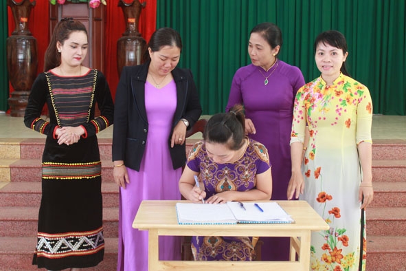 Chủ tịch Hội Phụ nữ các xã, phường trong Cụm giao ước thi đua số 4 (TP. Buôn Ma Thuột)  ký kết giao ước thi đua năm 2017.    