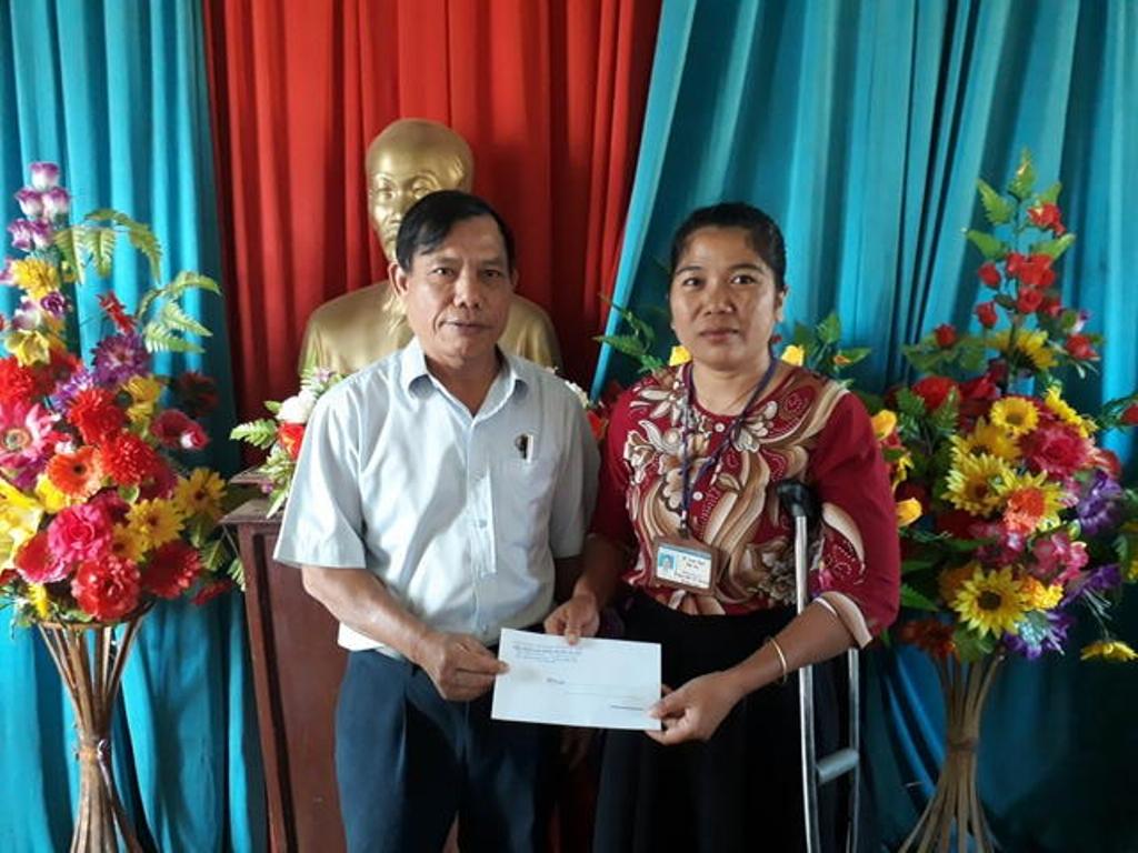 Đại diện Liên đoàn Lao động huyện Ea Súp trao tiền hỗ trợ cho cô giáo H'Luột Byă