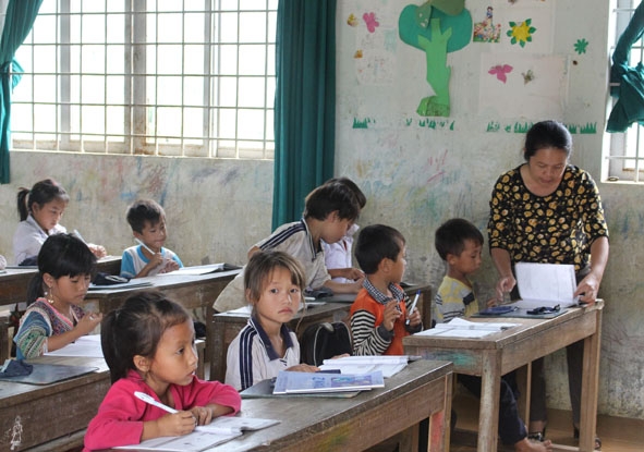  Một tiết học của cô trò Trường  Tiểu học  Đinh Tiên Hoàng  ở điểm  trường thôn 4,  xã Cư San.    
