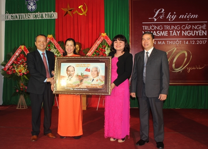 Phó Chủ tịch UBND tỉnh H’Yim Kđoh trao quà tặng nhà trường.