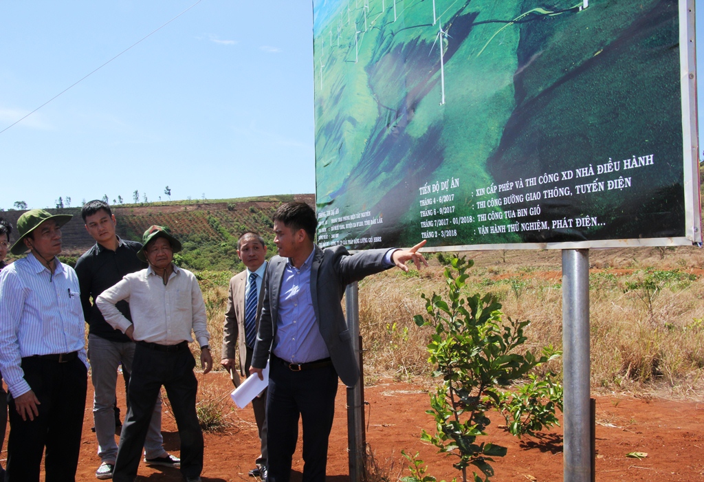 Chủ tịch UBND tỉnh Phạm Ngọc Nghị (bìa trái) và lãnh đạo các sở, ngành thị sát Dự án Trang trai phong điện Tây Nguyên đã triển khai tại huyện Ea H'leo