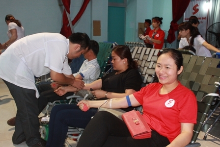 Cán bộ, nhân dân huyện Krông Pắc tham gia hiến máu tình nguyện. 