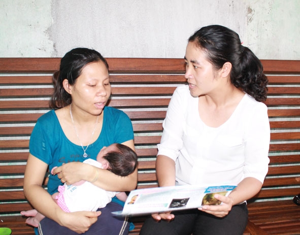 Cán bộ Trung tâm Dân số - Kế hoạch hóa gia đình huyện Ea Kar tuyên truyền  cho các bà mẹ về lợi ích của việc sàng lọc trước sinh và sơ sinh. 
